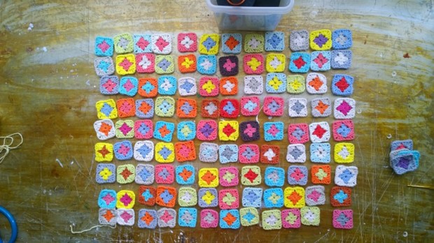 diy granny square 2 rounds bag