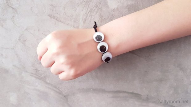 diy googly eye bracelet by saltymom.net