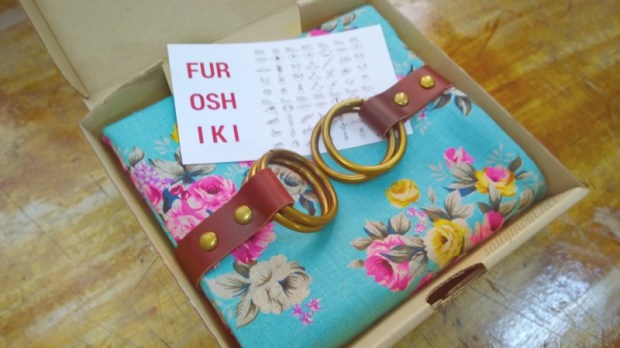 diy-gift-how-to-pack-a-cloth-bag-in-a-pizza-box-with-leather-strap-and-card