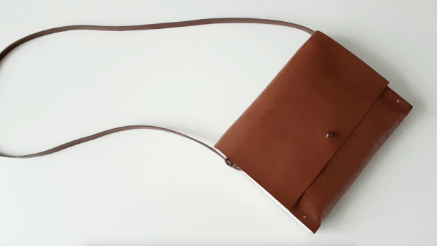 how-tomake-a-small-leather-handbag-minimalist-look-with-wood-sides-by-saltymom-net